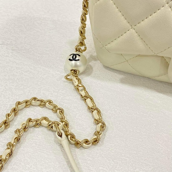 Chanel logo pearl chain bag - 4000 cad - Picture 9 of 13